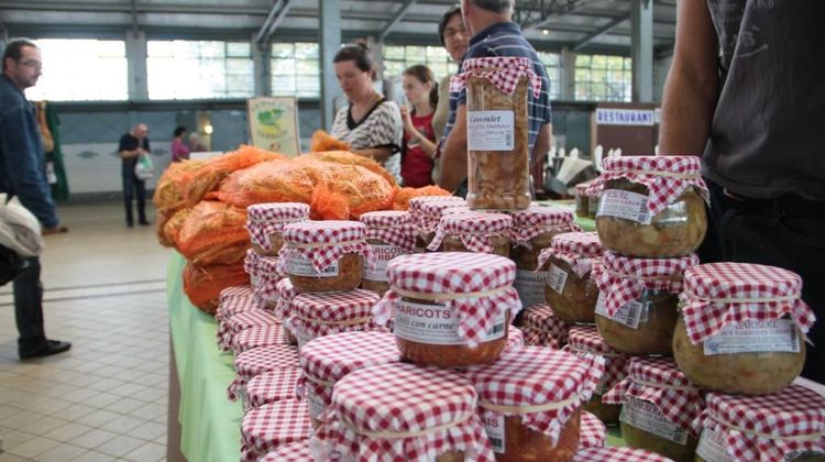 Un stand avec des bocaux de Haricots Tarbais